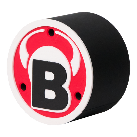 Das Bild zeigt ein rundes schwarzes Produkt mit einem roten und weißen Logo auf der Vorderseite. In der Mitte des Logos befindet sich ein großes schwarzes "B" mit weißen Hörnern darüber.