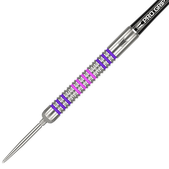Das Bild zeigt einen Target Eleanor Cairns GEN1 Swiss Point Steeldart mit einem Gewicht von 24g. Der Dart hat einen silbernen Barrel mit violetten und pinken Ringen sowie einer "Pro Grip" Beschriftung auf dem Schaft.