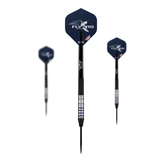Bulls NL Richard Veenstra 90 Steeldarts - 23g Das Bild zeigt drei Steeldarts des Produkts "Bulls NL Richard Veenstra 90 Steeldarts - 23g". Die Darts haben silberne und schwarze Griffflächen sowie dunkelblaue Flights mit der Aufschrift "FLYERS".