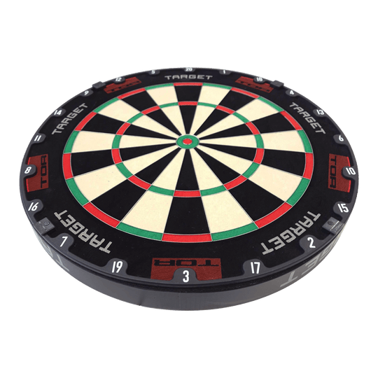 Target TOR Steel Dartboard Das Bild zeigt eine Target TOR Steeldartboard. Die Dartscheibe hat ein klassisches Design mit schwarzen, weißen, roten und grünen Feldern.