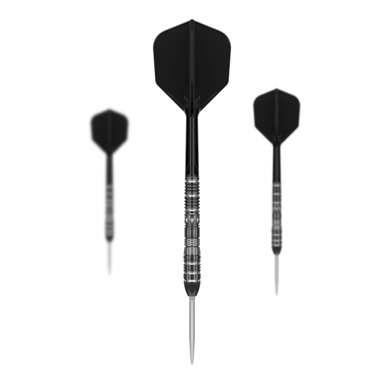 Das Bild zeigt drei Target Black Marque Dragon 3 Swiss Point Steeldarts mit schwarzen Flights. Die Darts haben silberne Spitzen und einen strukturierten, silber-schwarzen Griff.