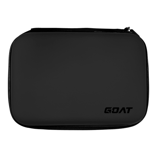 GOAT Locker XL Dartwallet Das Bild zeigt eine schwarze rechteckige Tasche mit abgerundeten Ecken. In der unteren rechten Ecke befindet sich das Logo mit der Aufschrift "GOAT".