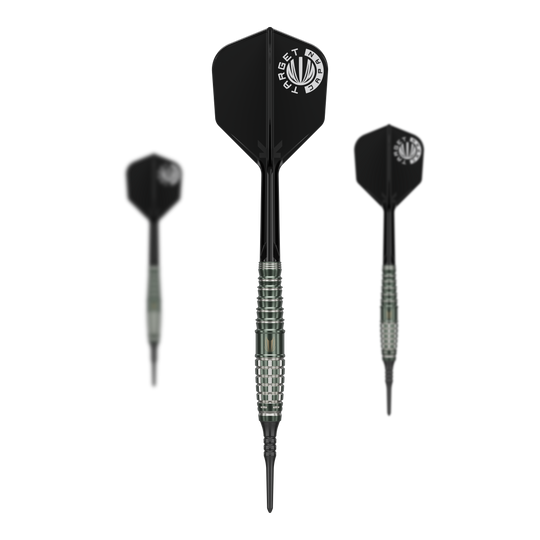 Target Japan Akito Yamagata Scream GEN1 Soft Darts - 19g Das Bild zeigt drei Softdarts mit schwarzem Flight und silbernem Griffbereich. Auf dem mittleren Dart steht "TARGET JAPAN" geschrieben.