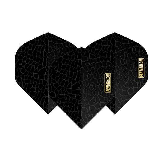 Pentathlon Flights RT Scales Das Bild zeigt die "Pentathlon RT Scales No2 Standard Flights" für Darts. Die Flights sind schwarz mit einem dezenten Schuppenmuster und haben ein goldfarbenes Pentathlon-Logo.