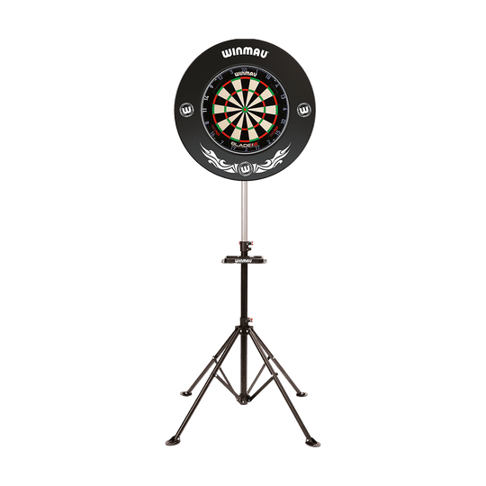 4020_Winmau_Xtreme_Dartboardst-nder_1sjDHwGnKY6ttF Der Winmau Xtreme Dartboard Stand 2 ist ein stabiler, höhenverstellbarer Ständer für Dartboards. Er steht auf drei Beinen und ist ideal für den flexiblen Einsatz zu Hause oder unterwegs.