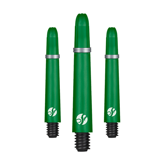Auf dem Bild sind drei grüne Dartschäfte mit schwarzem Gewinde zu sehen. Jeder Schaft hat einen silbernen Ring und ein weißes Logo aufgedruckt.