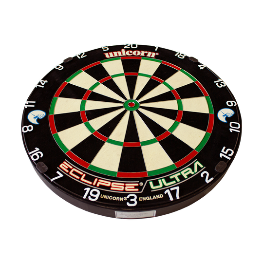 Unicorn Eclipse Ultra steel dartboard Das Bild zeigt eine Unicorn Eclipse Ultra Steeldartboard. Die Dartscheibe hat ein klassisches Design mit schwarzen, weißen, roten und grünen Feldern sowie klaren Zahlen.