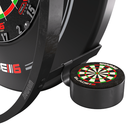 Winmau Plasma Accessory Set Das Bild zeigt das Winmau Plasma Zubehör Set für Dartscheiben. Zu sehen sind Teile des Zubehörs sowie ein Element mit einem aufgedruckten Dartboard-Design.