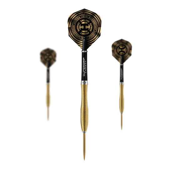 Harrows Anniversary Edition V-Wing Steel Darts Das Bild zeigt die Harrows Anniversary Edition V-Wing Steeldarts. Die Darts haben ein gold-schwarzes Design mit auffälligen Flights und einem geriffelten Griff.
