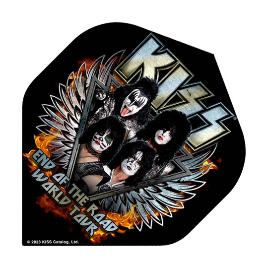 Das Bild zeigt ein Dart-Flight mit dem Motiv der Band KISS und dem Schriftzug "End of the Road World Tour". Im Hintergrund sind Flammen und silberne Flügel zu sehen.