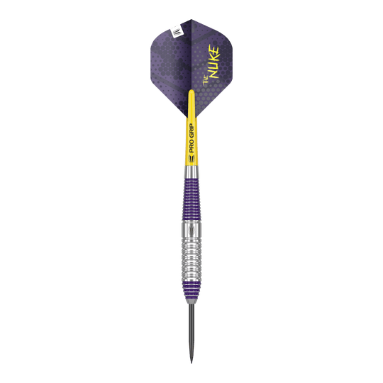 Target Luke Littler Brass Steel Darts - 22g Das Bild zeigt einen Target Luke Littler Brass Steeldart mit einem Gewicht von 22g. Der Dart hat violette und silberne Elemente sowie einen gelben Schaft mit der Aufschrift „PRO GRIP“.