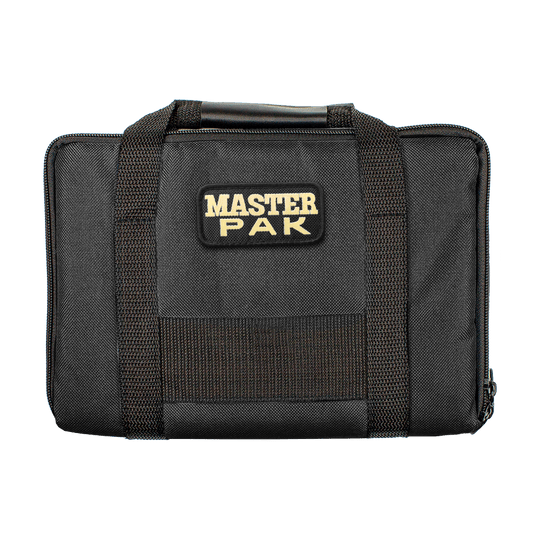 Pak2_Master_Pak_Darttasche_Schwarz_1 Die Abbildung zeigt eine schwarze Tasche mit dem Schriftzug "MASTER PAK" auf der Vorderseite. Es handelt sich um die Master Pak Darttasche mit zwei stabilen Tragegriffen.