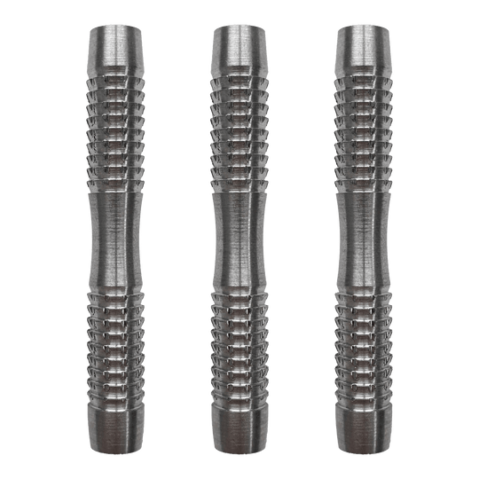 McDart Blank Shark soft dart barrels Das Bild zeigt drei silberne McDart Blank Shark Softdart-Barrels. Sie haben eine geriffelte Oberfläche für besseren Halt.