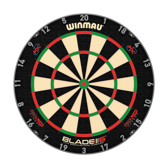 3032_Winmau_Blade_6_TripleCore_Steeldartboard_1_PDC Winmau Blade 6 Triplecore Steeldartboard ist im Bild sichtbar. Die Oberfläche weist viele Segmente auf.