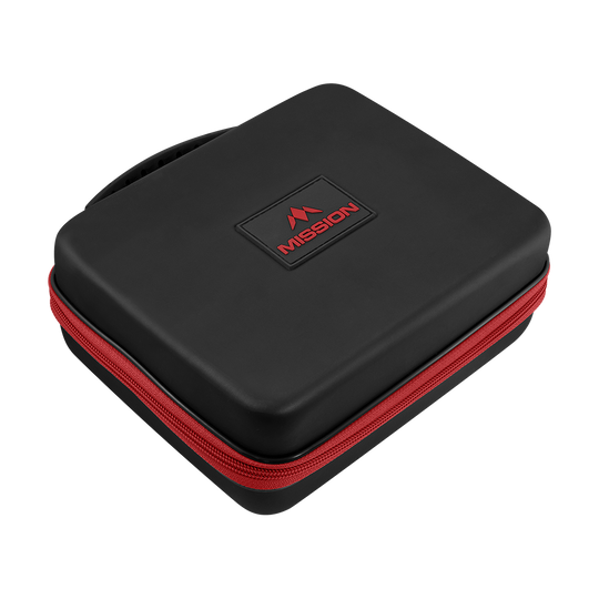 Mission Luxor Dart Wallet Das Bild zeigt eine schwarze Dart-Tasche mit einem roten Reißverschluss. Auf der Oberseite steht das Wort „MISSION“ in Rot.