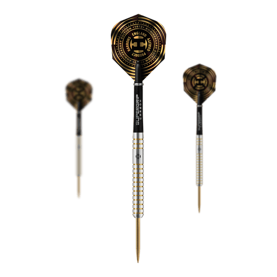 Harrows Anniversary Edition The Original Steeldarts Auf dem Bild sind drei Steeldarts mit silbernem Schaft und gold-schwarzen Flights zu sehen. In der Mitte steht ein Dart, auf dessen Flight das Logo zum Jubiläum der Marke Harrows abgebildet ist.