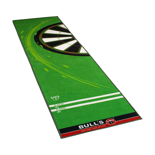 67809_Bulls_Carpet-Mat_120_Green_1 Das Bild zeigt den grünen Bulls Carpet-Mat Teppich 120 mit Dartboard-Motiv. Am unteren Rand sind Markierungen für verschiedene Wurfdistanzen und das Bulls Logo zu sehen.