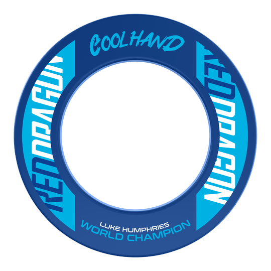 Red Dragon Luke Humphries World Champion Dartboard Surround Das Bild zeigt den "Red Dragon Luke Humphries World Champion Dartboard Surround" in Blau mit weißen und hellblauen Schriftzügen. Auf dem Produkt stehen die Wörter "Coolhand", "Red Dragon" und "Luke Humphries World Champion".