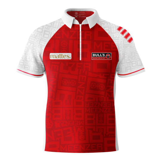 Das Bild zeigt das Bulls Niko Springer Meenzer Bub Dartshirt. Das Shirt ist rot-weiß mit verschiedenen Logos auf der Vorderseite.