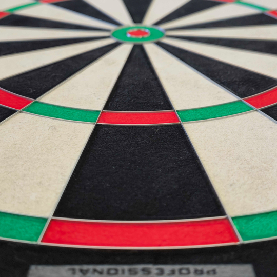 Harrows Fortis Steeldartboard ist ein Steeldartboard für Dartspieler. Dieses Produkt ist ideal für Präzision und Haltbarkeit beim Dartspiel.