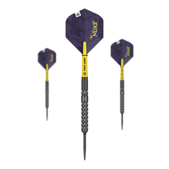 Target Luke Littler GEN1 Swiss Point Steel Darts Das Bild zeigt ein Set aus drei Steeldarts mit schwarzer Spitze, geriffeltem Griff und gelben Schäften. Die Flights sind lila mit der Aufschrift "THE NUKE".