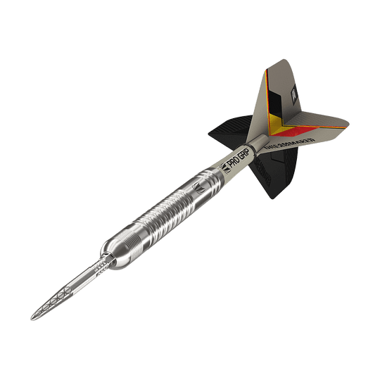 190224-_Target_Dimitri_Van_Den_Bergh_GEN2_Swiss_Point_Steeldarts_4 Auf dem Bild ist ein silberner Steeldartpfeil mit strukturiertem Griff zu sehen. Das Flight am Ende des Pfeils ist schwarz, grau und gelb mit der Aufschrift "PRO GRIP".