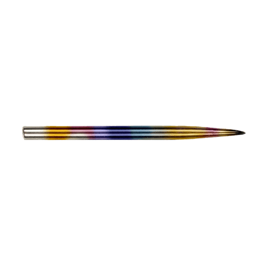 Dies ist eine bunte Stahlspitze für Dartpfeile. Die Spitze zeigt einen Farbverlauf in Regenbogenfarben.
