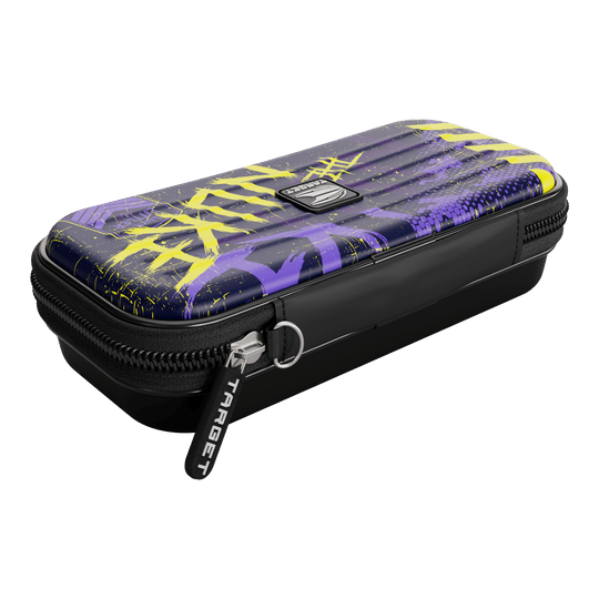 Target Takoma Luke Littler dart case Das Bild zeigt das "Target Takoma Luke Littler Dartcase" mit einem auffälligen Design in Lila, Gelb und Schwarz. Das Etui hat einen Reißverschluss und das Target-Logo ist gut sichtbar.