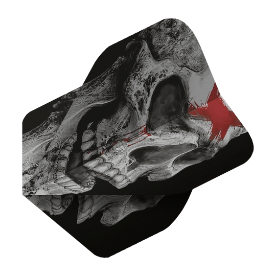 ALC20_Alchemy_Bring_Out_Your_Dead_Standard_Flights_2 Das Bild zeigt einen Dartflight mit einem detaillierten Totenkopf-Design. Auf dem Flight ist außerdem ein roter, sternförmiger Fleck zu sehen.