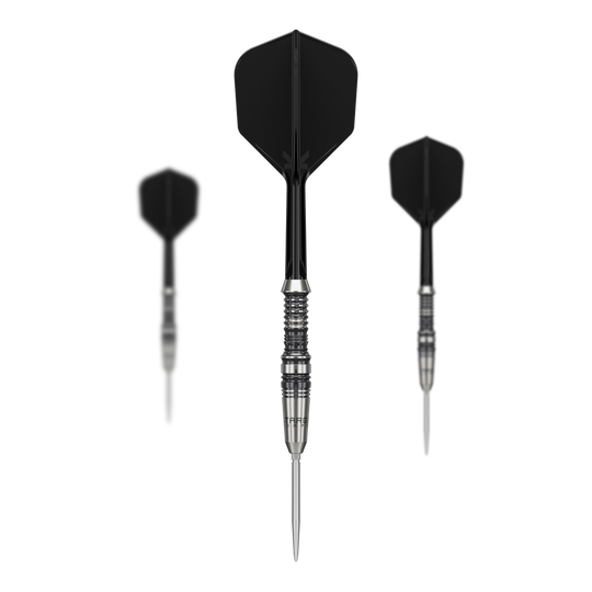 Das Bild zeigt drei Steeldarts des Produkts "Target Japan Black Marque Heracles". Die Darts haben schwarze Flights und silberne Spitzen mit einem gerillten Griff.
