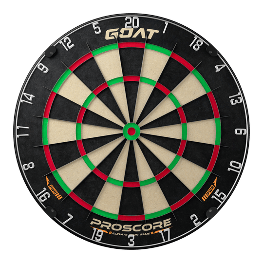 GOAT Proscore PWR steel dartboard Das Bild zeigt eine Steeldart-Scheibe mit der Aufschrift "GOAT Proscore PWR". Die Scheibe hat klassische Farbringe in Schwarz, Creme, Rot und Grün.