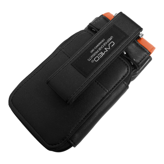 Dies ist ein schwarzes Dart-Etui mit orangefarbenen Akzenten. Auf der Vorderseite befindet sich ein Aufnäher mit dem Markennamen "CAMEO".