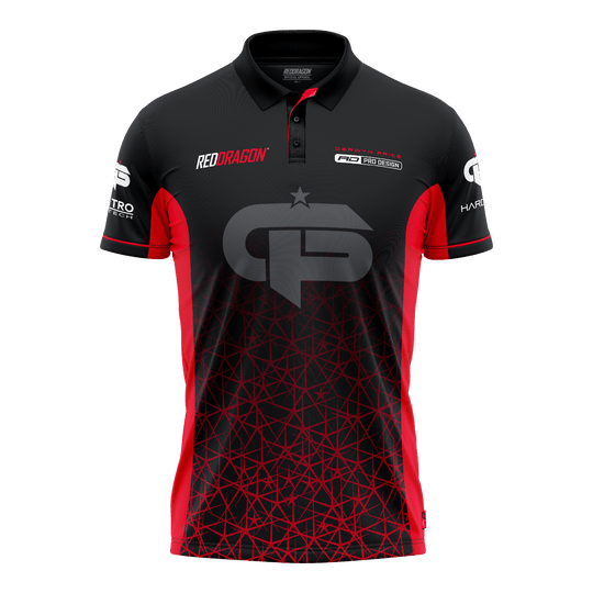 Red Dragon Gerwyn Price Red Tour Polo Dart Shirt Das Bild zeigt ein schwarzes und rotes Dartshirt mit dem Namen "Red Dragon Gerwyn Price Red Tour Polo Dartshirt". Auf der Vorderseite sind Logos und ein großes GP-Emblem zu sehen.
