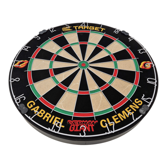 Target Gabriel Clemens steel dartboard set Dies ist eine Steeldartboard-Set mit der Aufschrift „Gabriel Clemens“ und „German Giant“. Das Board ist von der Marke Target und hat die klassischen Farben und Markierungen eines Dartboards.