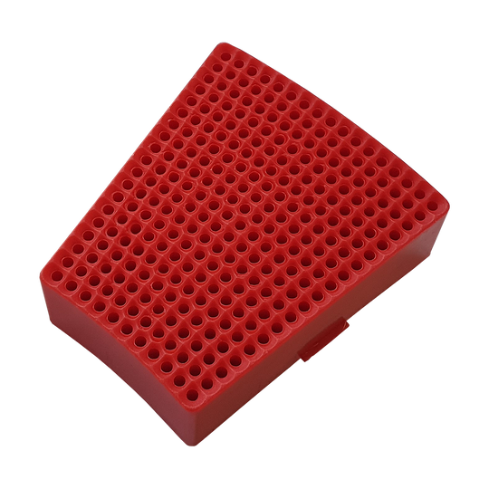 GRN0151_Granboard_132_Ersatzfelder_Single_Aussen_Rot_2 Das Bild zeigt ein rotes Ersatzfeld für das Granboard 132. Es hat viele kleine Löcher und ist trapezförmig.