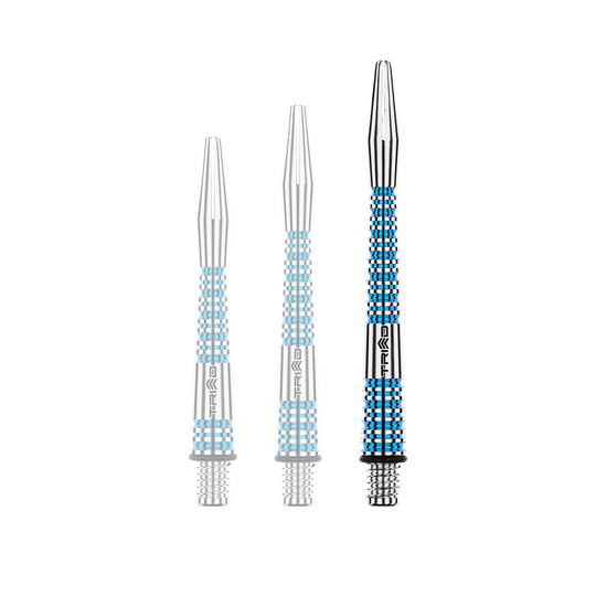 Auf dem Bild sind drei silber-blaue Aluminium-Dartschäfte in unterschiedlichen Längen zu sehen. Sie haben ein geriffeltes Design und das Wort "TRIAD" ist auf jedem Schaft eingraviert.