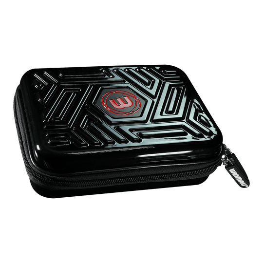 Winmau Armor G2 Dart Wallet Das Bild zeigt ein schwarzes Dart-Etui mit einem geometrischen Muster auf dem Deckel. In der Mitte befindet sich ein rotes Logo und der Reißverschluss trägt den Schriftzug "Winmau".