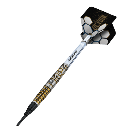 Unicorn Hexium Style 03 Gold & Black Soft Darts - 23g Auf diesem Bild sind Unicorn Hexium Style 03 Gold & Black Softdarts, 23g, dargestellt. Die Pfeile kombinieren goldene und schwarze Elemente im Design.