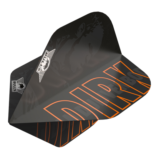 Dies ist ein Dart-Flügel aus der Bulls NL Player 100 Serie für Dirk Van Duijvenbode. Er ist schwarz mit orangefarbenen Akzenten und trägt den Namen "DIRK" sowie das Bulls NL Logo.