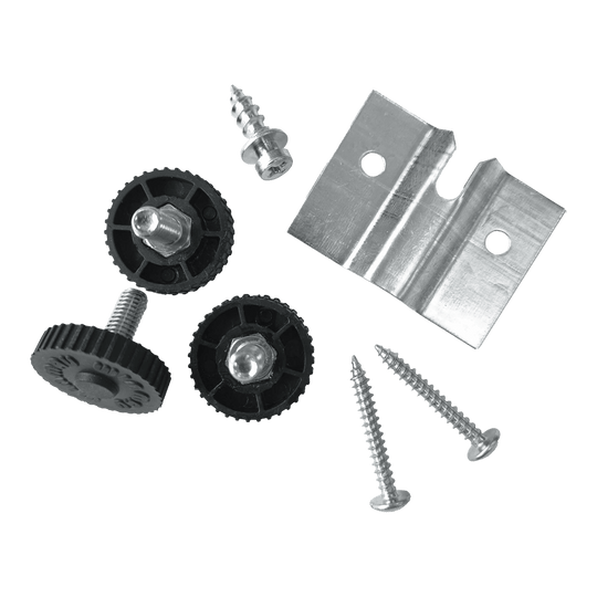 Winmau Rota-Lock Blade 6 wall mount Das Bild zeigt das Winmau Rota-Lock Blade 6 Wandhalterungs-Set mit Schrauben, Kunststoffrädern und einer Metallhalterung. Es sind alle benötigten Teile zur Befestigung eines Dartboards an der Wand abgebildet.