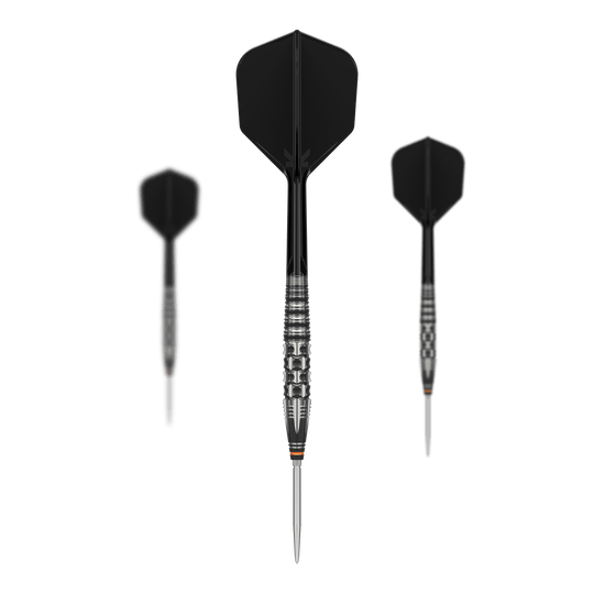 Das Bild zeigt drei schwarze Steeldarts des Modells "Target Japan Black Marque Dancing Duck GEN 4". Die Darts haben silberne Spitzen und geriffelte Griffbereiche für bessere Kontrolle.