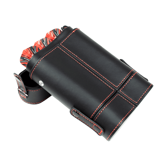 HRT-16402_Harrows_Prima_Dartcase_Red_5 Das Bild zeigt ein schwarzes Dart-Etui mit roten Nähten, das einige Dartpfeile enthält. Es handelt sich um das Produkt „Harrows Prima Dartcase“.