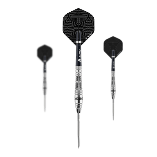 Caliburn Wolfpack W2 steel darts - 22g Das Bild zeigt drei Steeldarts des Produkts "Caliburn Wolfpack W2 Steeldarts - 22g". Die Darts haben silberne Spitzen und schwarze Flights mit geometrischem Muster.