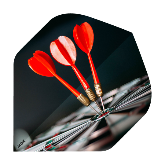 MD-401-Log_2-Seitig_Bedruckte_Flights_Logo_MDX_4 Drei rote Dartpfeile stecken eng beieinander in der Mitte einer Dartscheibe. Im Hintergrund ist alles unscharf und dunkel gehalten.