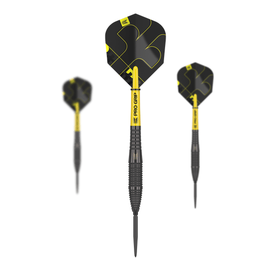 Target Bolide Void 05 Swiss Point steel darts Das Bild zeigt drei Target Bolide Void 05 Swiss Point Steeldarts. Die Darts haben ein schwarzes Design mit gelben Akzenten und der Aufschrift "Pro Grip" auf dem Schaft.