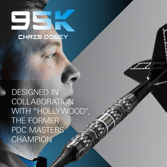 Gezeigt werden Target Chris Dobey 95K Softdarts - 18g. Diese Softdarts bieten eine hohe Qualität und ein ansprechendes Aussehen.