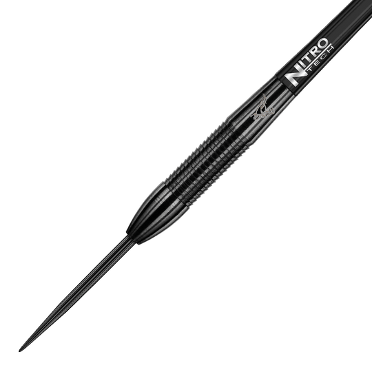 RD1383-RedDragon-Peter-Wright-Snakebite-3-Black-Player-Darts-2 Das Bild zeigt einen schwarzen Steeldart der Marke Red Dragon, Modell Peter Wright Snakebite 3. Auf dem Schaft steht "Nitro Tech" und das Design wirkt hochwertig und präzise verarbeitet.
