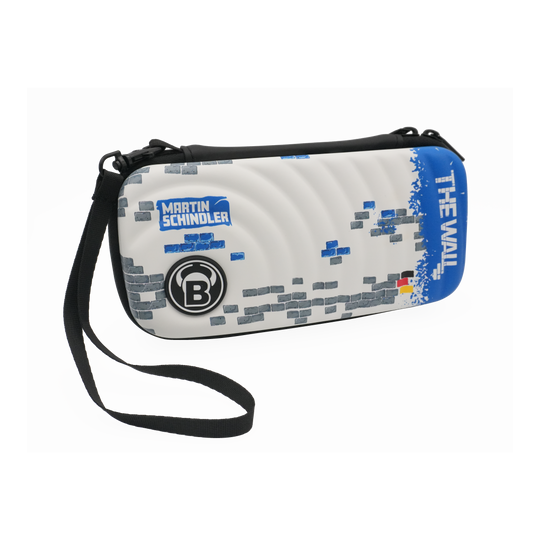 Bulls Orbis S Martin Schindler dart case Das Bild zeigt das Produkt "Bulls Orbis S Martin Schindler Dartcase". Das Dartcase ist weiß mit einem Ziegelstein-Muster, einem blauen Bereich mit der Aufschrift "THE WALL" und besitzt einen schwarzen Trageriemen.