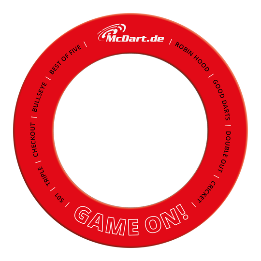 McDart Game On Surround Auf dem Bild ist ein roter Dartboard-Surround mit weißen Schriftzügen zu sehen. Oben steht "McDart.de" und unten steht groß "GAME ON!".