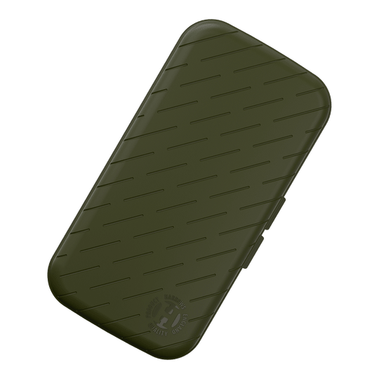 Das Bild zeigt ein schlankes, grünes Etui mit leicht abgeschrägten Kanten und schrägen Linien als Muster. In der unteren Ecke befindet sich ein rundes Logo mit der Aufschrift "HARROWS ORIGINAL QUALITY PRODUCT".